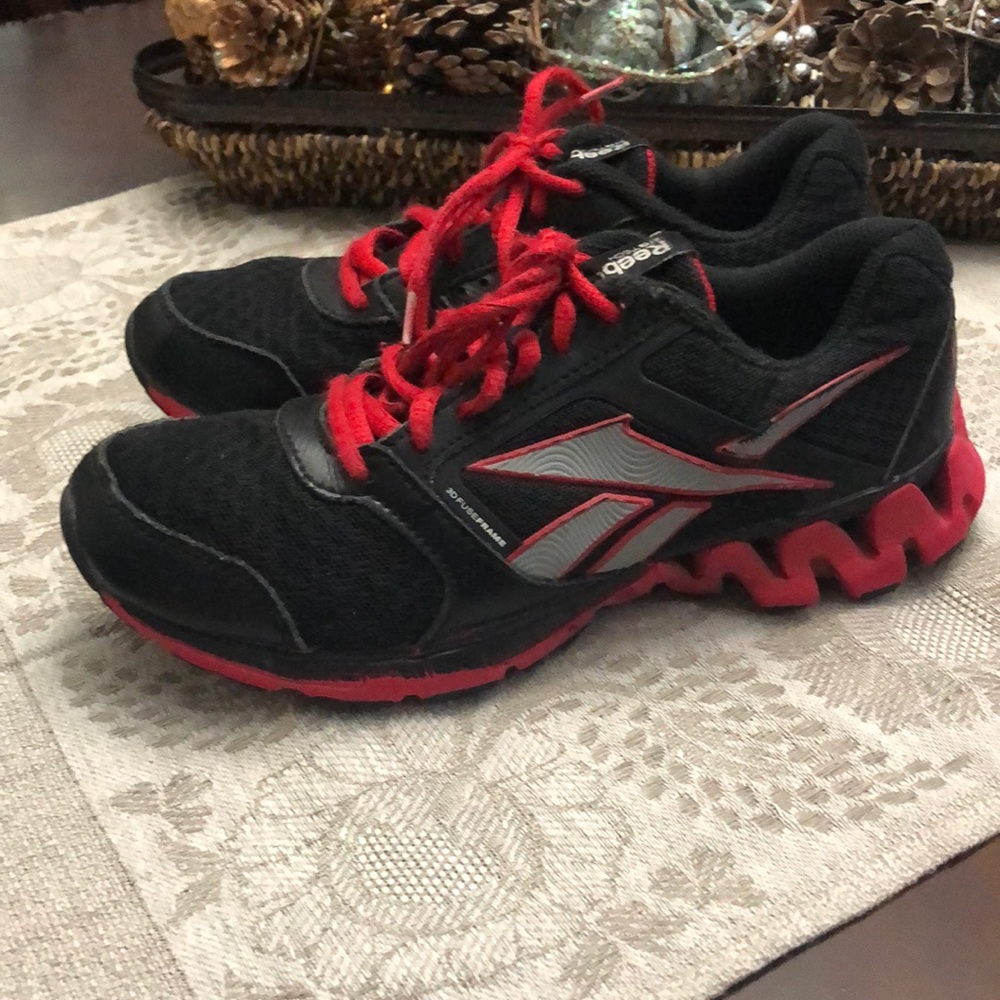 Reebok Zig Tech Sz 3.5 Youth black red sneakers